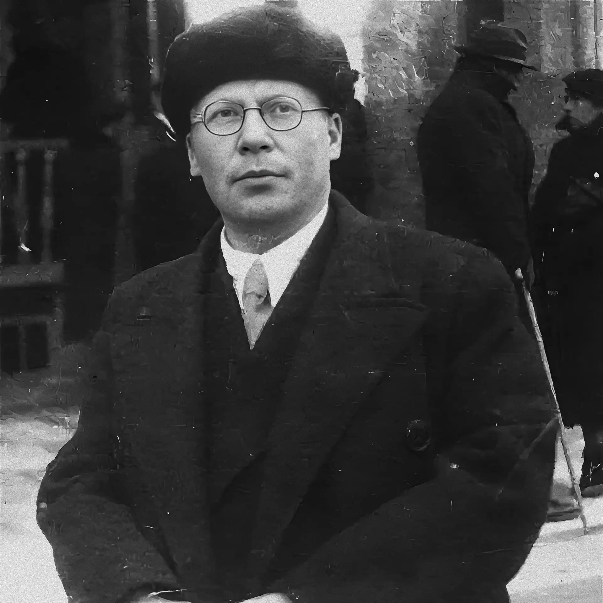 Когда вдали угаснет свет дневной
И в чёрной мгле, склоняющейся к хатам,
Всё небо заиграет надо мной,