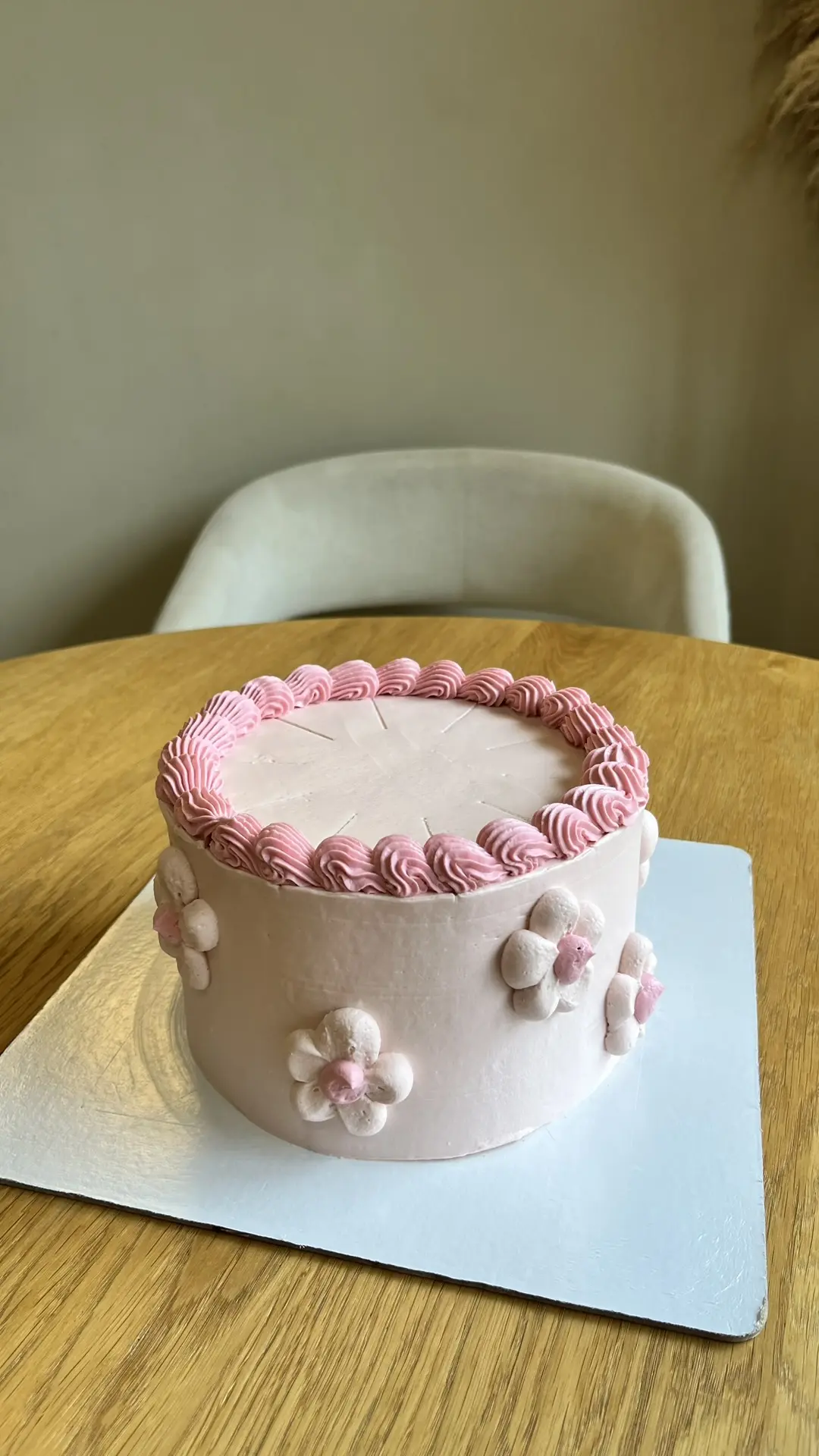 В наличии на витрине пока целый торт 🎂