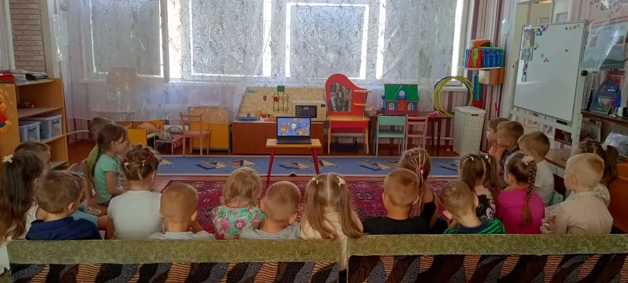 В средней группе √10 "Звёздочка" ребята посмотрели серию коротких мультфильмов   «Помощ...