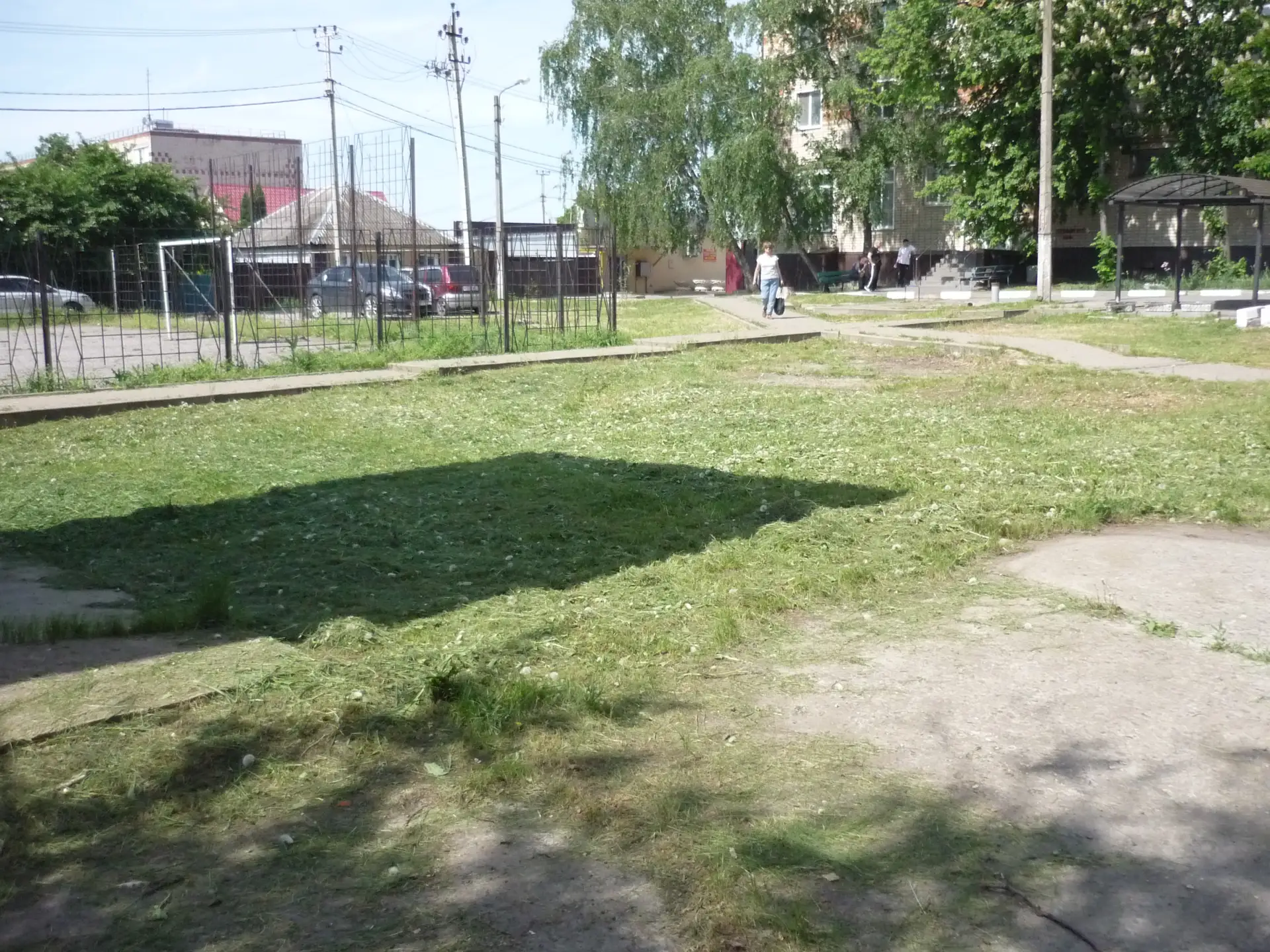 Управляющая компания ООО "Профновации" приступила к покосу сорной растительности на при...