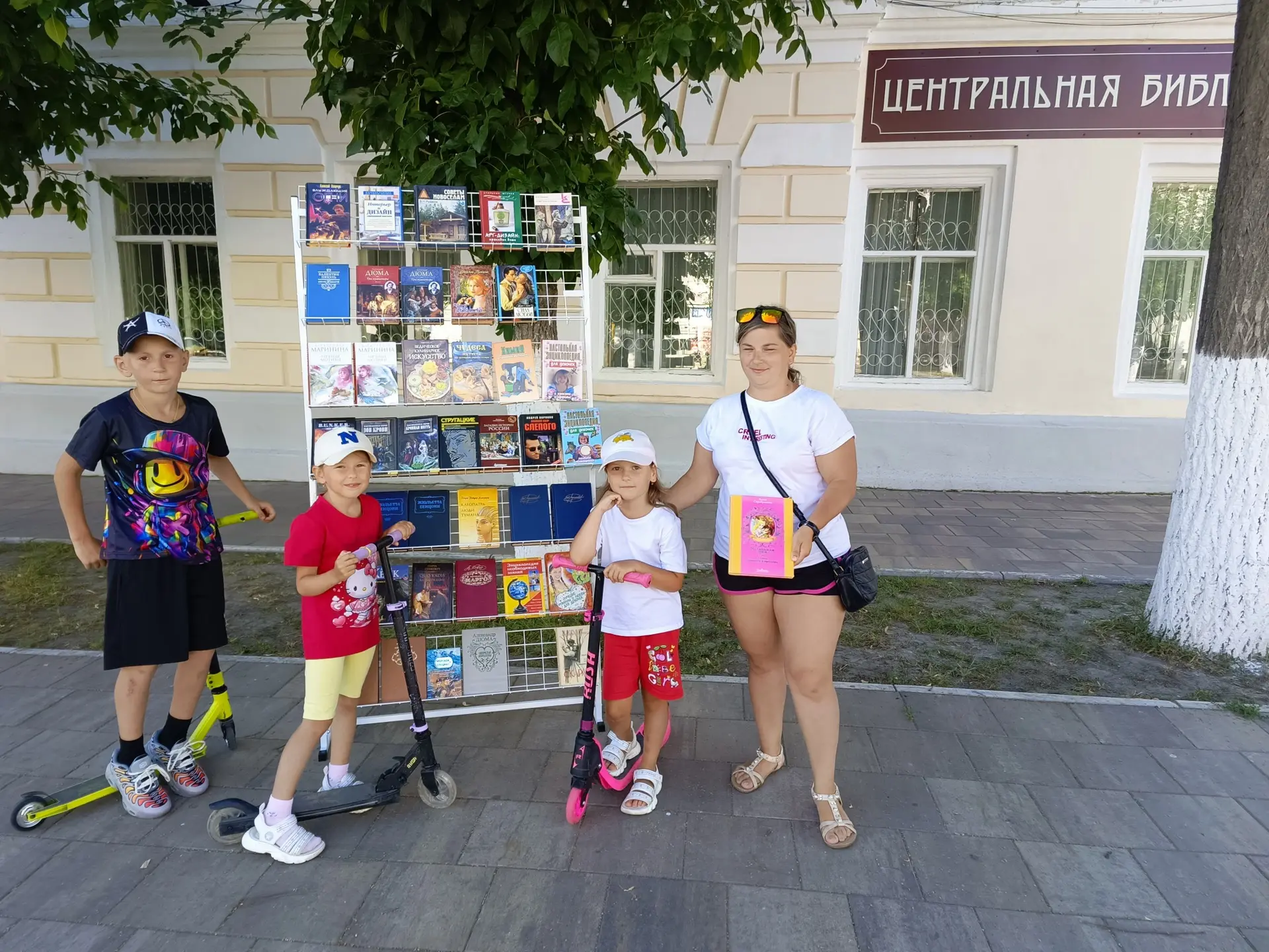 📚🌳Сотрудники центральной библиотеки Вольска вновь вынесли мобильный стеллаж с книгами на пешеходну