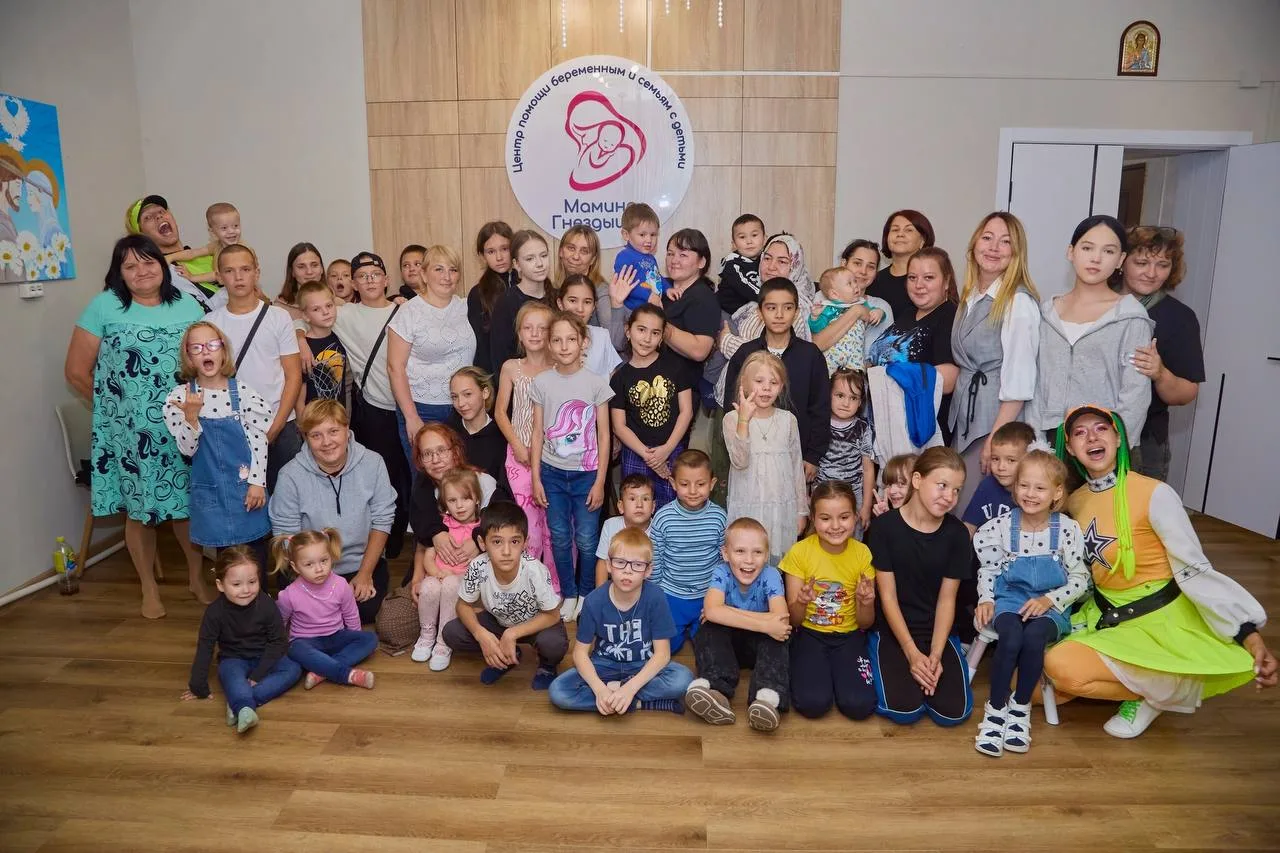 📷 Участники благотворительного праздника по случаю Дня знаний в кризисном центре «Мами...