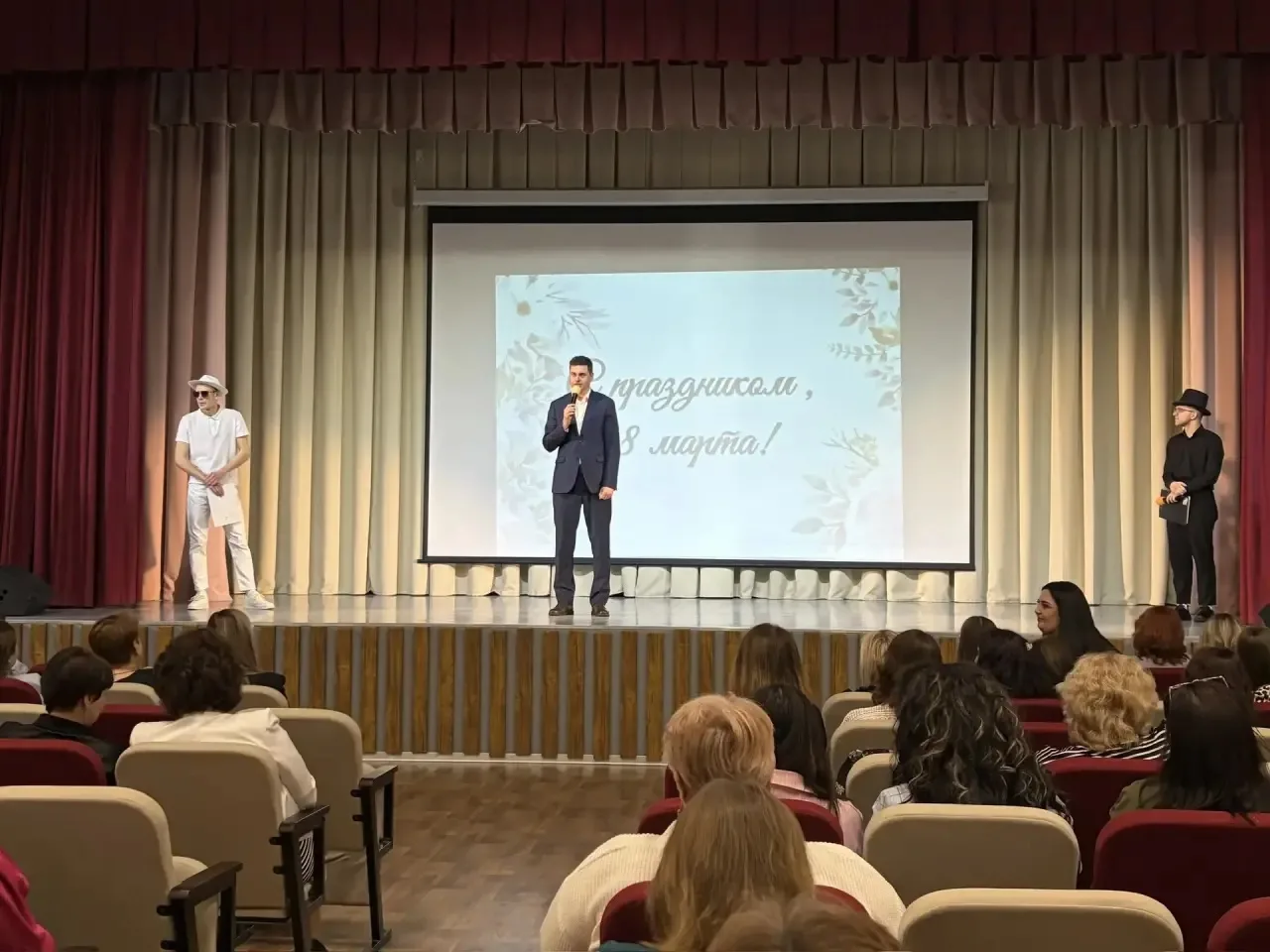 💐🌷Весенний праздник благодарности и красоты!   Сегодня наша школа превратилась в настоящий дворец пр