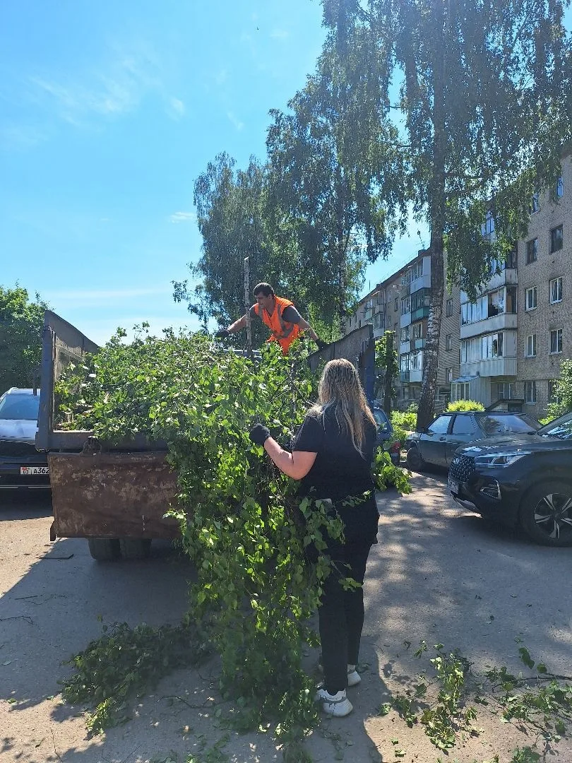 Продолжаем июньскую уборку: снова ветки, снова погрузка 🌿🚛