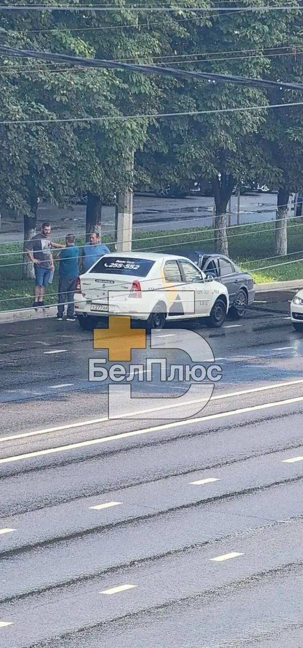 В Белгороде на улице Губкина произошла авария с участием трех авто, — сообщает очевидец