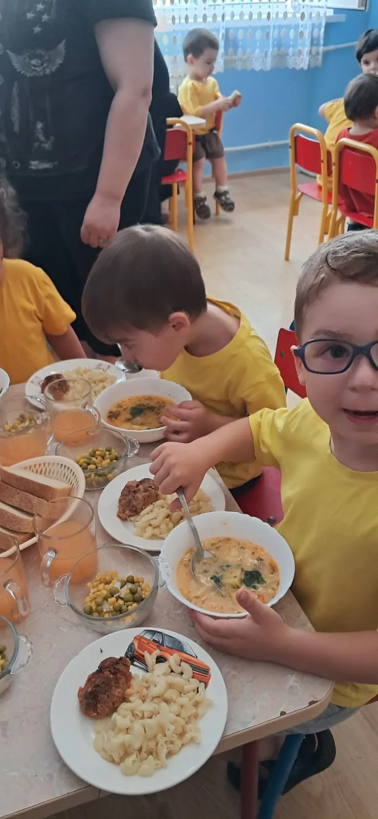 Сегодня на обед у наших деток вкуснейший перловый суп со сметаной и зеленью, котлеты из...