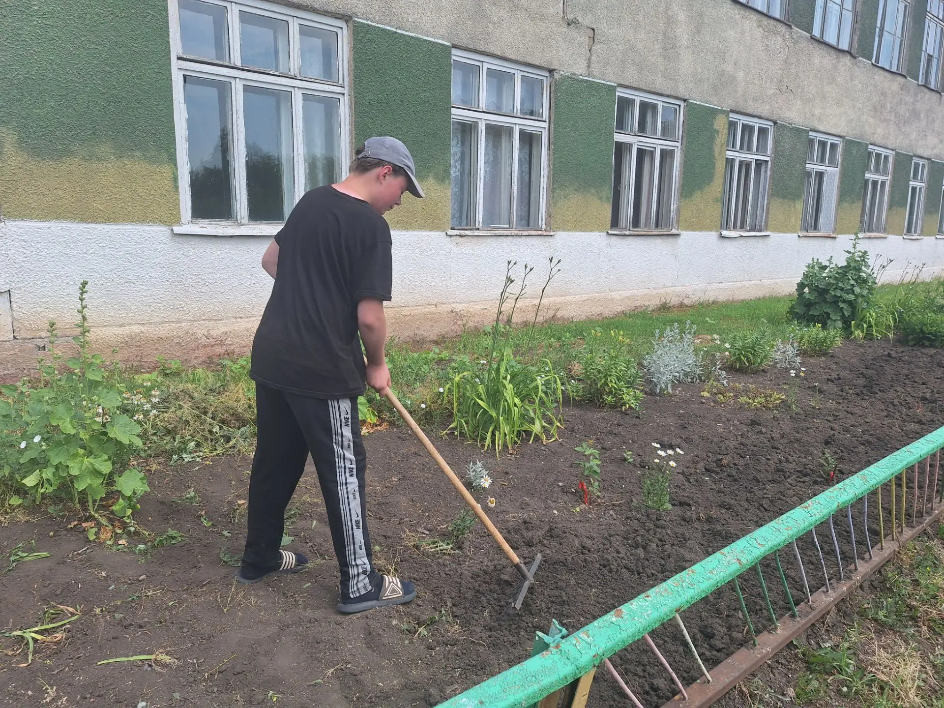 📌С наступлением летних каникул в нашей школе начала работу летняя трудовая бригада, организованная 