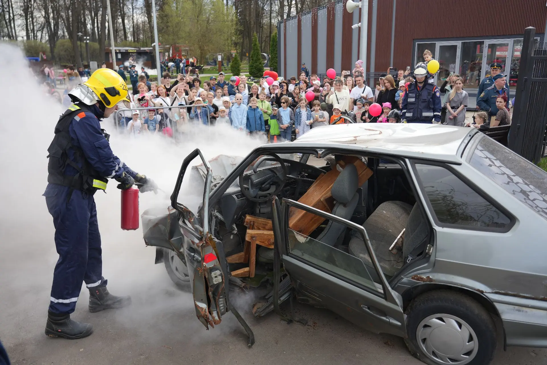 🚒 Красные машины, пенная атака и деблокировка - огнеборцы и спасатели устроили шоу для жителей Серги
