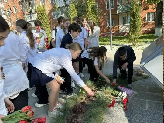 Акция «Волна памяти» Учащиеся 6А класса приняли участие в акции и возложили цветы памятнику «Слава Г