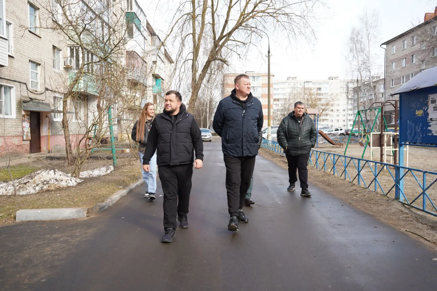 Снег стремительно сходит и открывает не самые живописные виды. За зиму во дворах и на улицах скопило