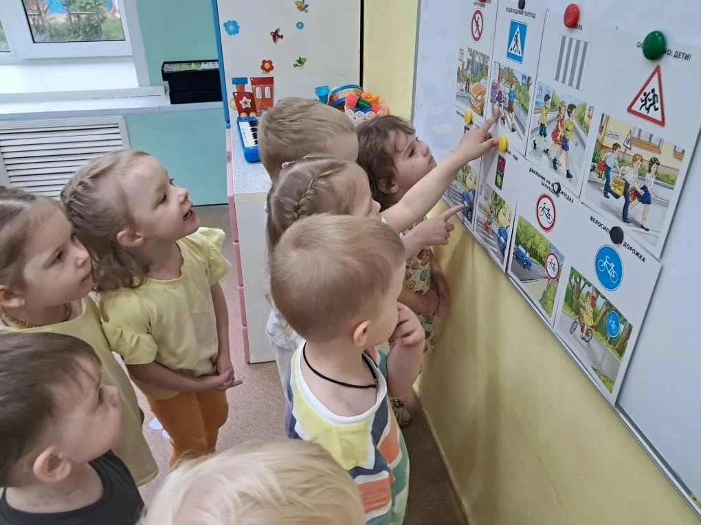 📌Эта неделя у детей первой младшей группы 4  началась с изучения правил дорожного движ...