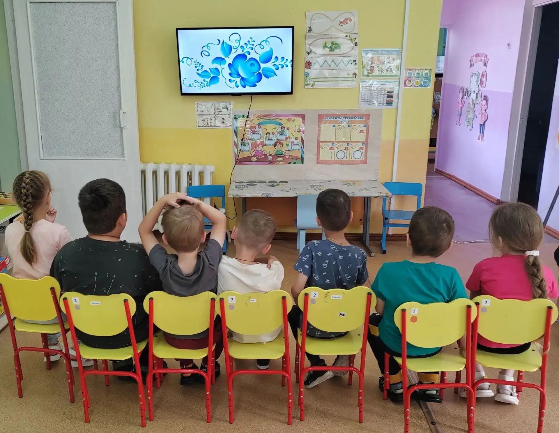 Сегодня ребята окунулись в удивительный мир народного искусства традиционной русской росписи — гжель