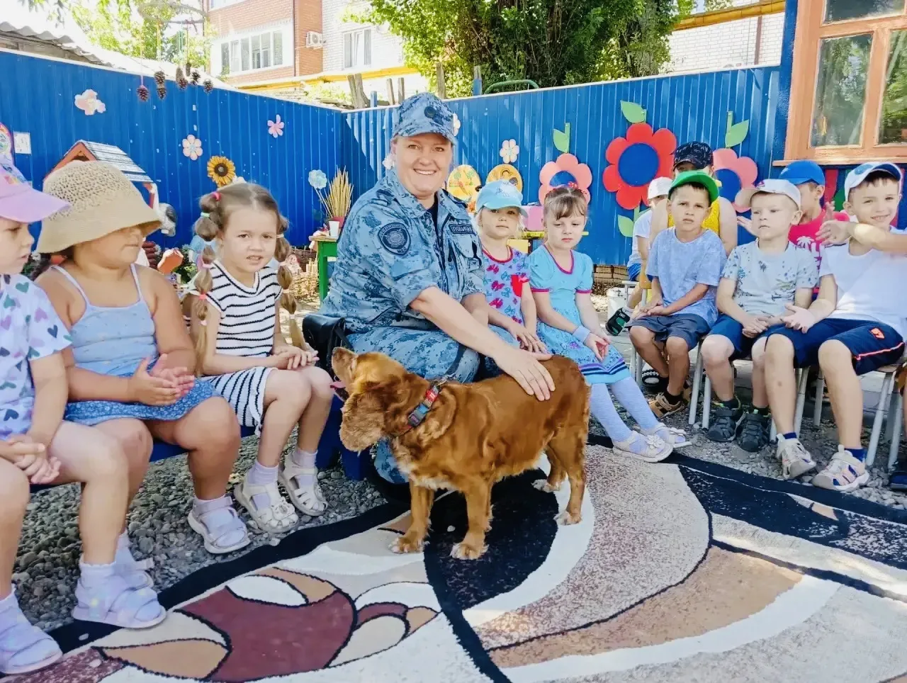 Сегодня в нашем детском саду царила особенная атмосфера — было по-летнему тепло, а ещё к ребятам заг