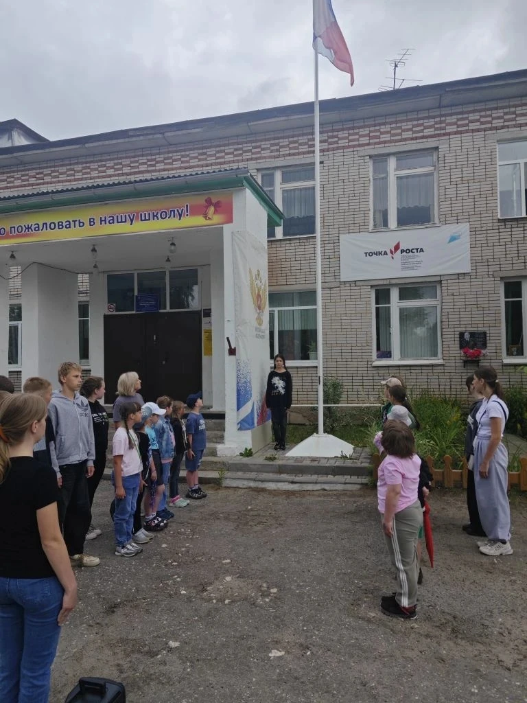 15 июня: Защити себя от огня. 
👫Утро понедельника началось с поднятия флага Российской Федерации и 