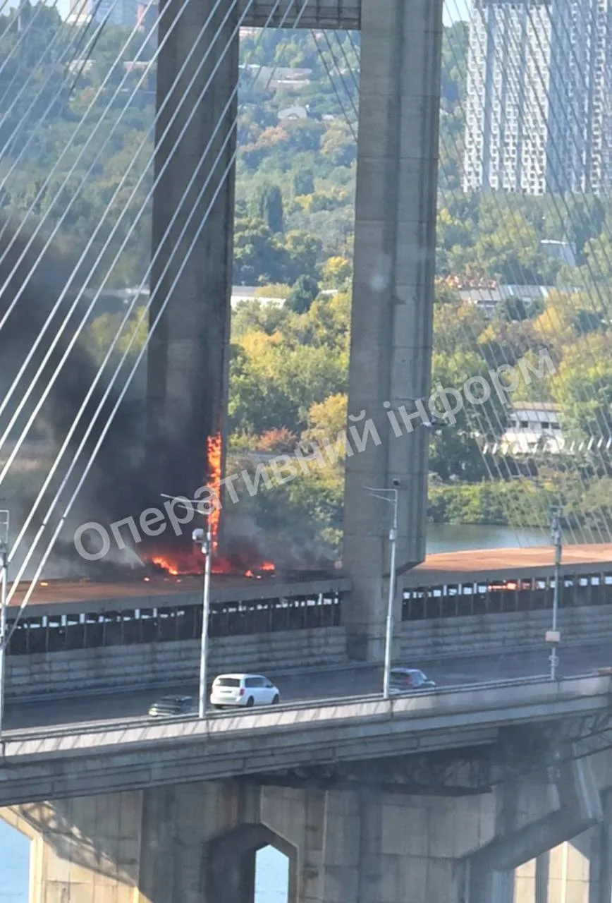 ❗️❗️❗️ Момент прилета по Южному мосту в столице: видео публикуют местные паблики