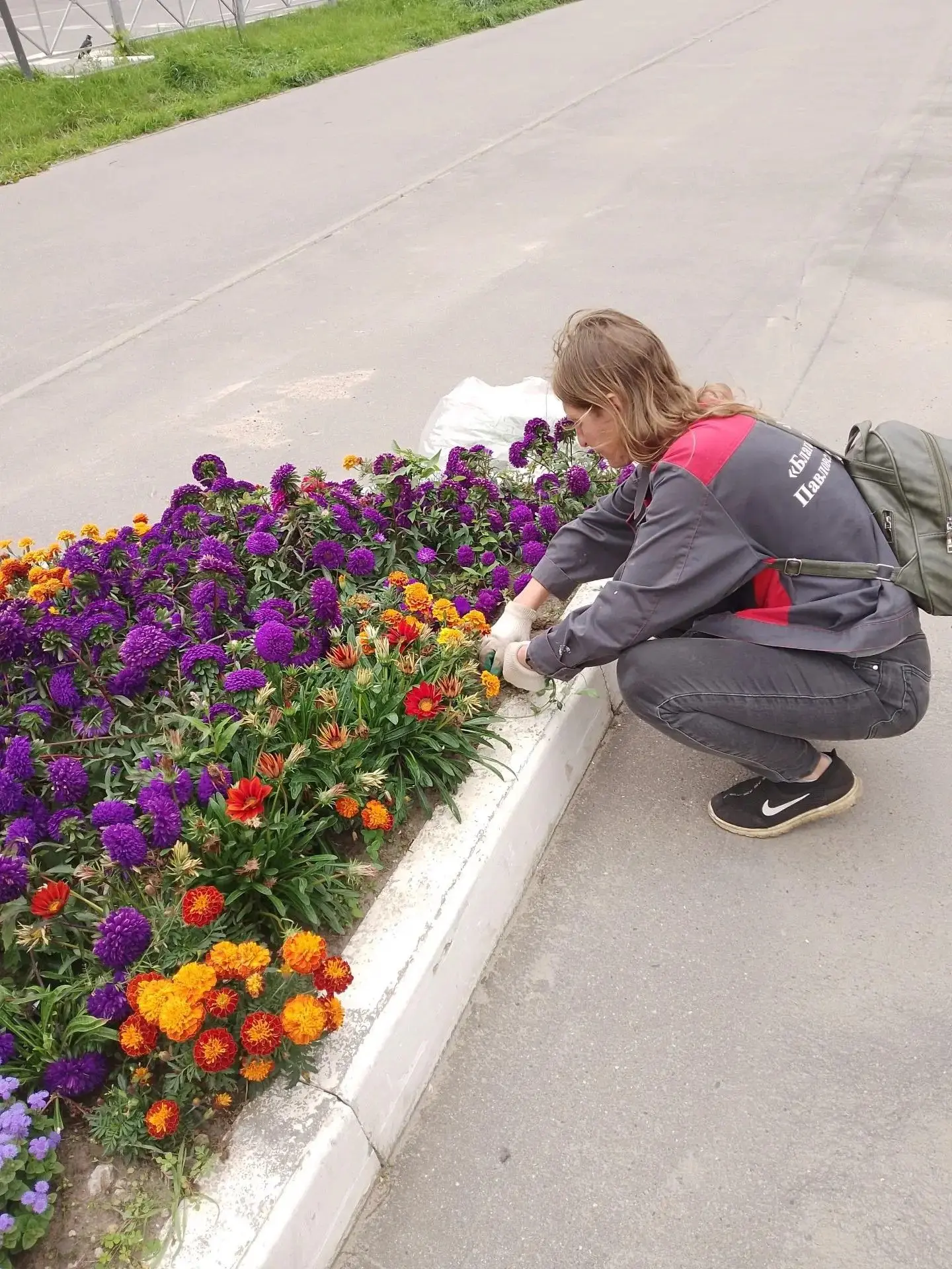 🌸 Забота о городской эстетике: клумбы в надёжных руках! 🌸Друзья, хотим напомнить: кра...