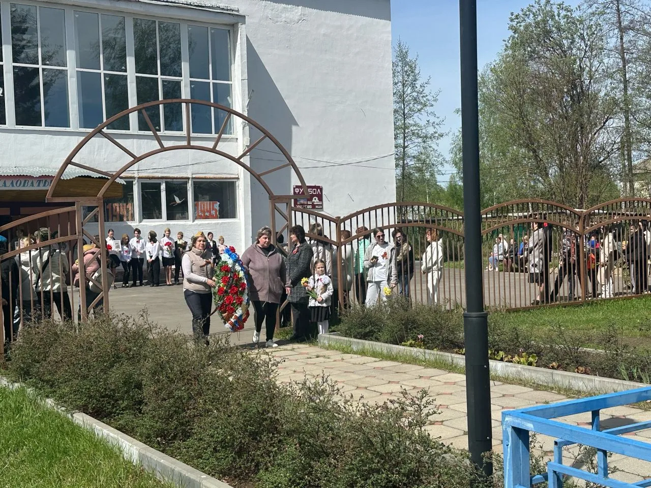 9 мая сотрудники нашего детского сада приняли участие в торжественном митинге, организо...