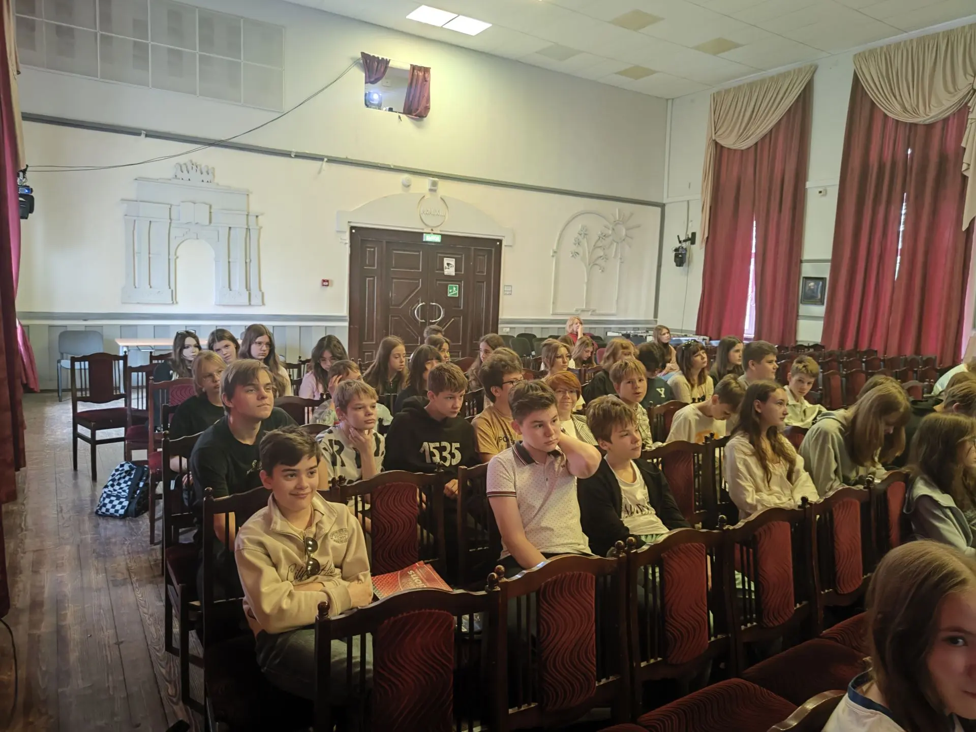 Весной в параллели 7 классов прошли занятия по знакомству с проектной деятельностью.  Ребята в небол