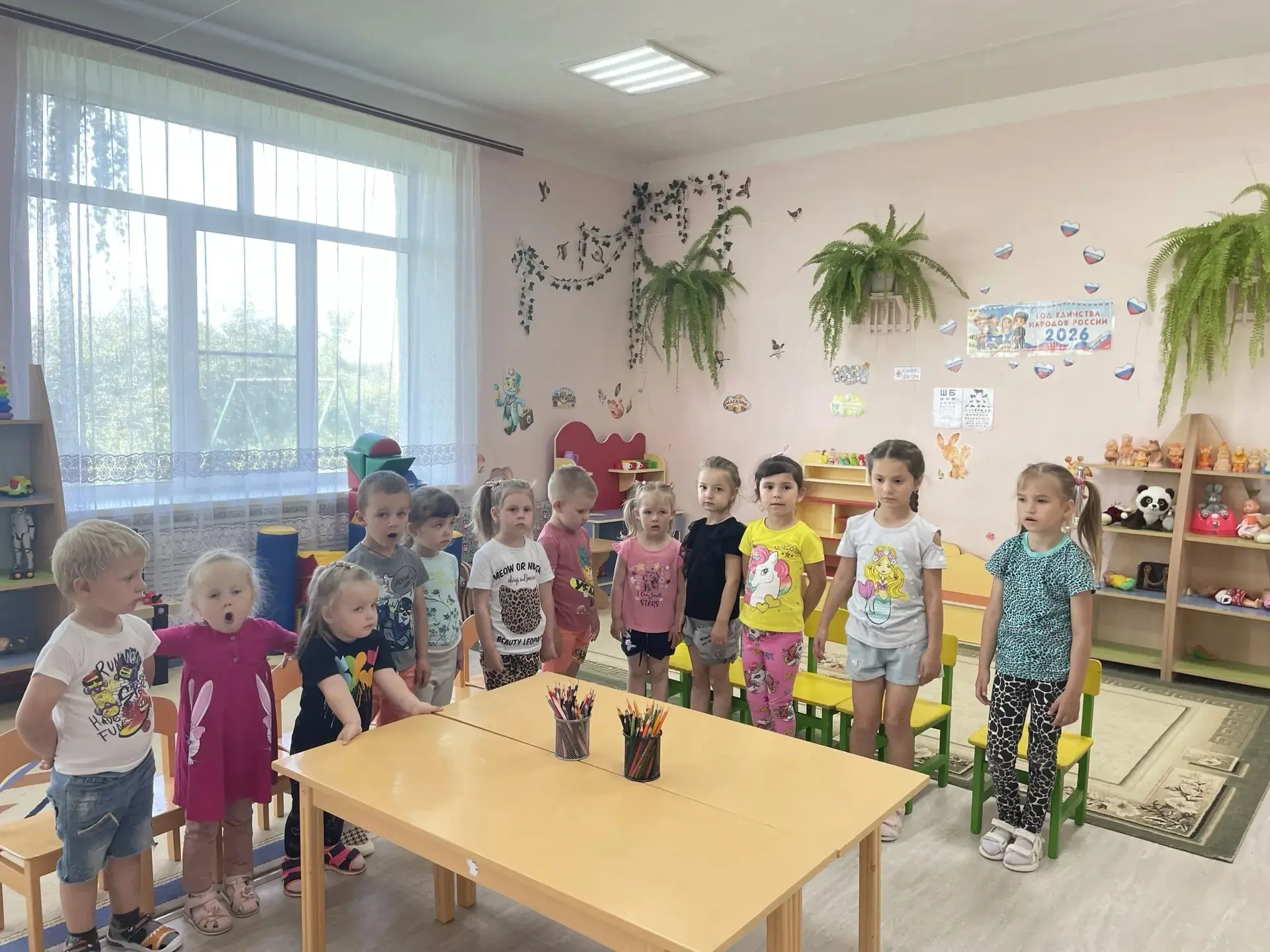 🇷🇺 Готовимся ко Дню России в детском саду!
12 июня — важный праздник, и мы познакомили ребят с его