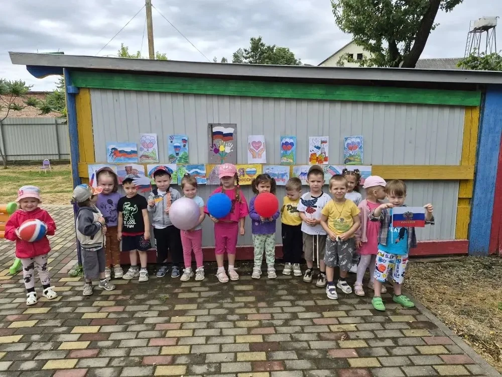🇷🇺 🇷🇺🇷🇺С Днём России! 

Ребята нашей средней группы «Божьи коровки» от всей души поздравляют в
