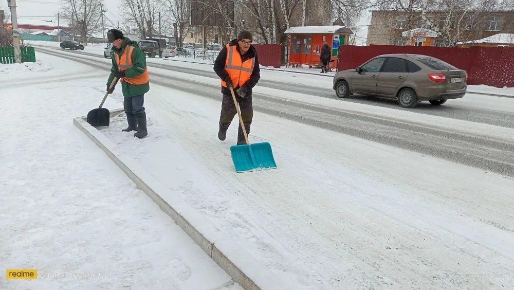 Работники МУП Аскар трудятся , чтобы пешеходные дорожки оставались чистыми и безопасным...