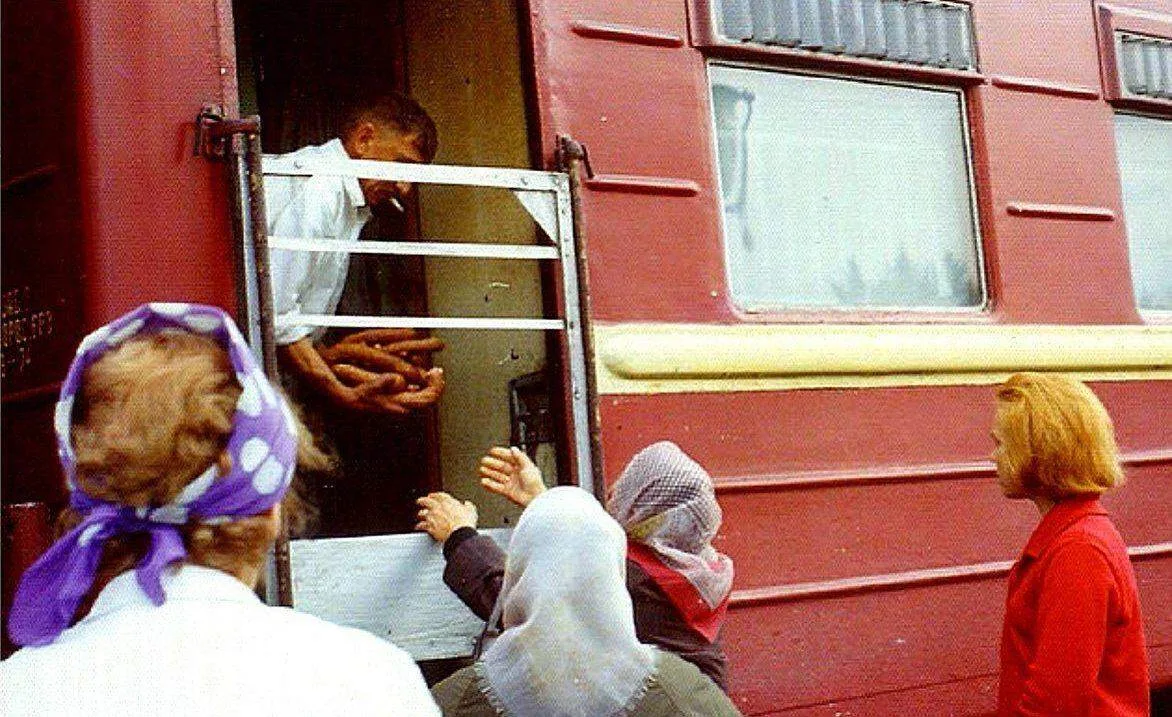 Продажа продуктов из вагона-ресторана на перроне. СССР, 1975 год.