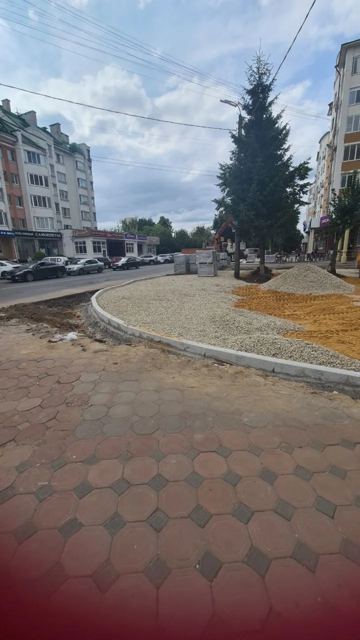 ❗️ На перекрестке возле г-ма Москва срезают огромный кусок тротуара. Какой смысл?

👉🏼 Подпишись