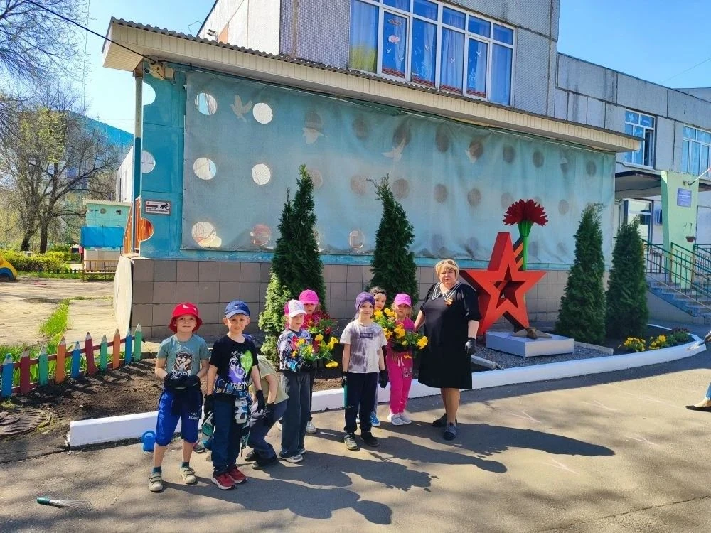 5 мая ребята из дошкольного отделения 53 МОУ «Гимназия г. Раменское» посадили цветы у стелы, посвяще