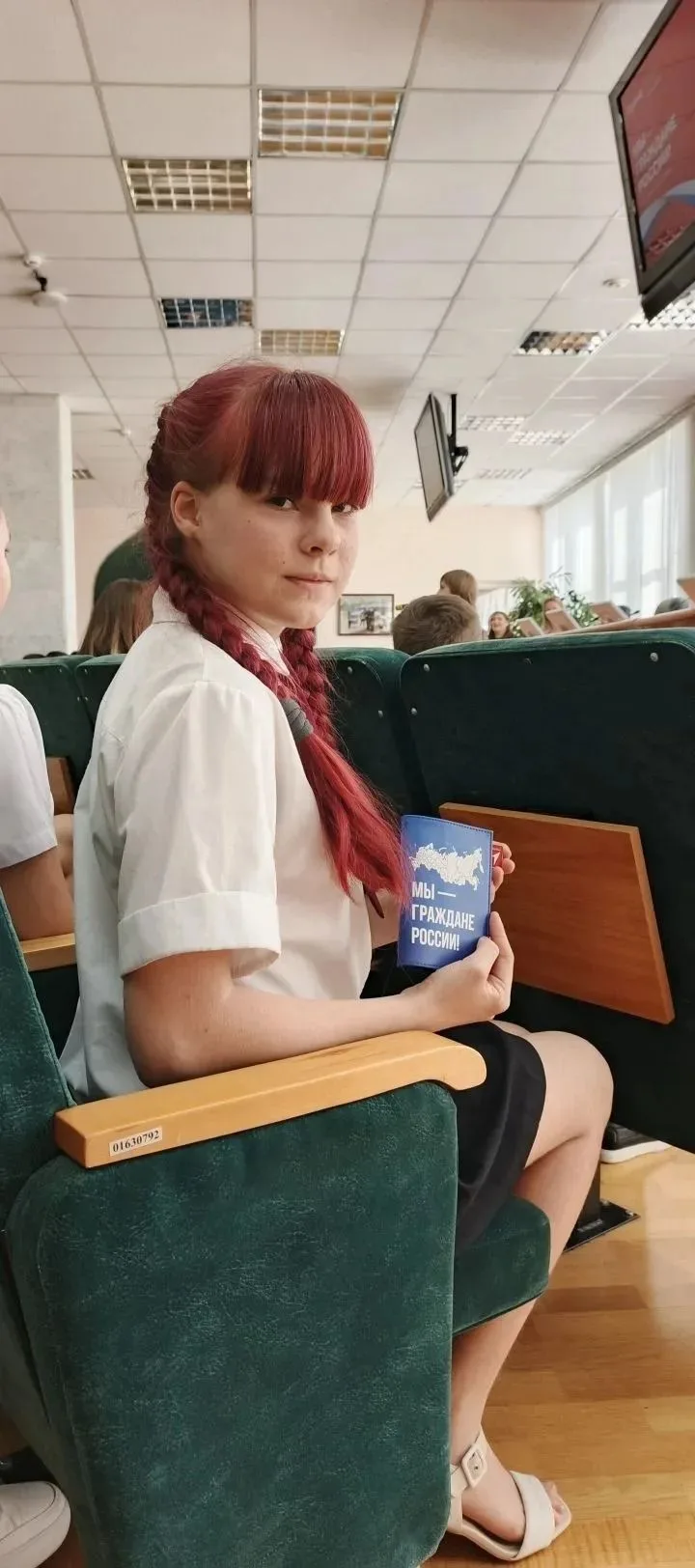 🎉 Ученица нашей школы Кузина Анастасия получила паспорт гражданина России в преддверии Дня России! 