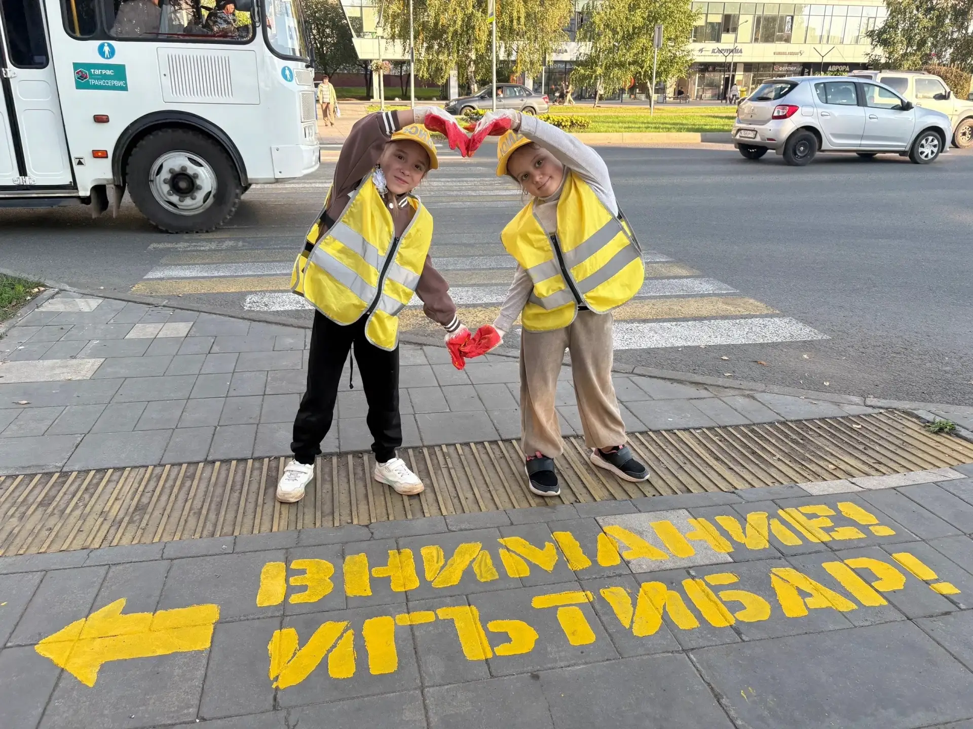 🚸 В Нижнекамске напомнили детям о дорожной безопасности с помощью красок