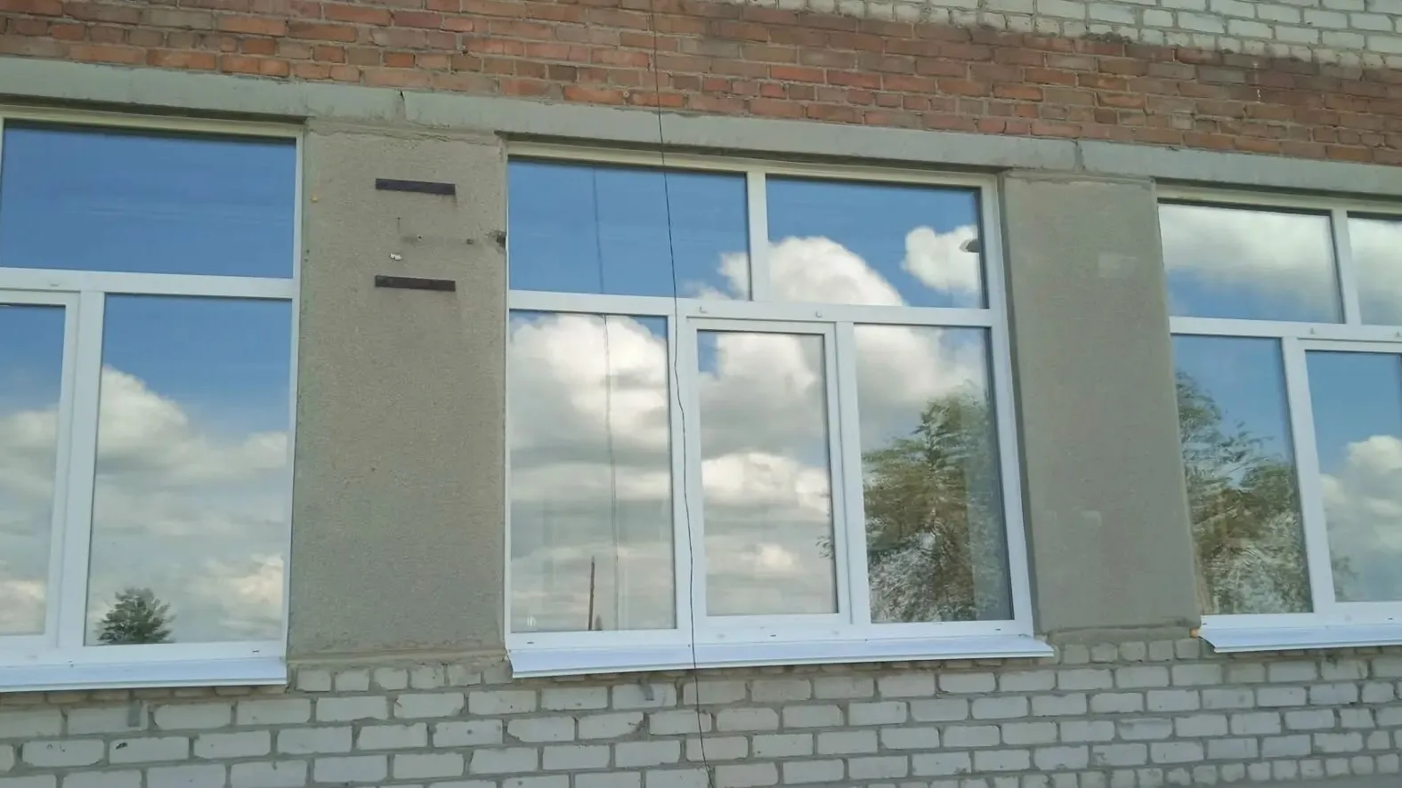 В Гранитной школе вставили 18 новых окон: в кабинетах физики, химии ,технологии, иностранного языка,