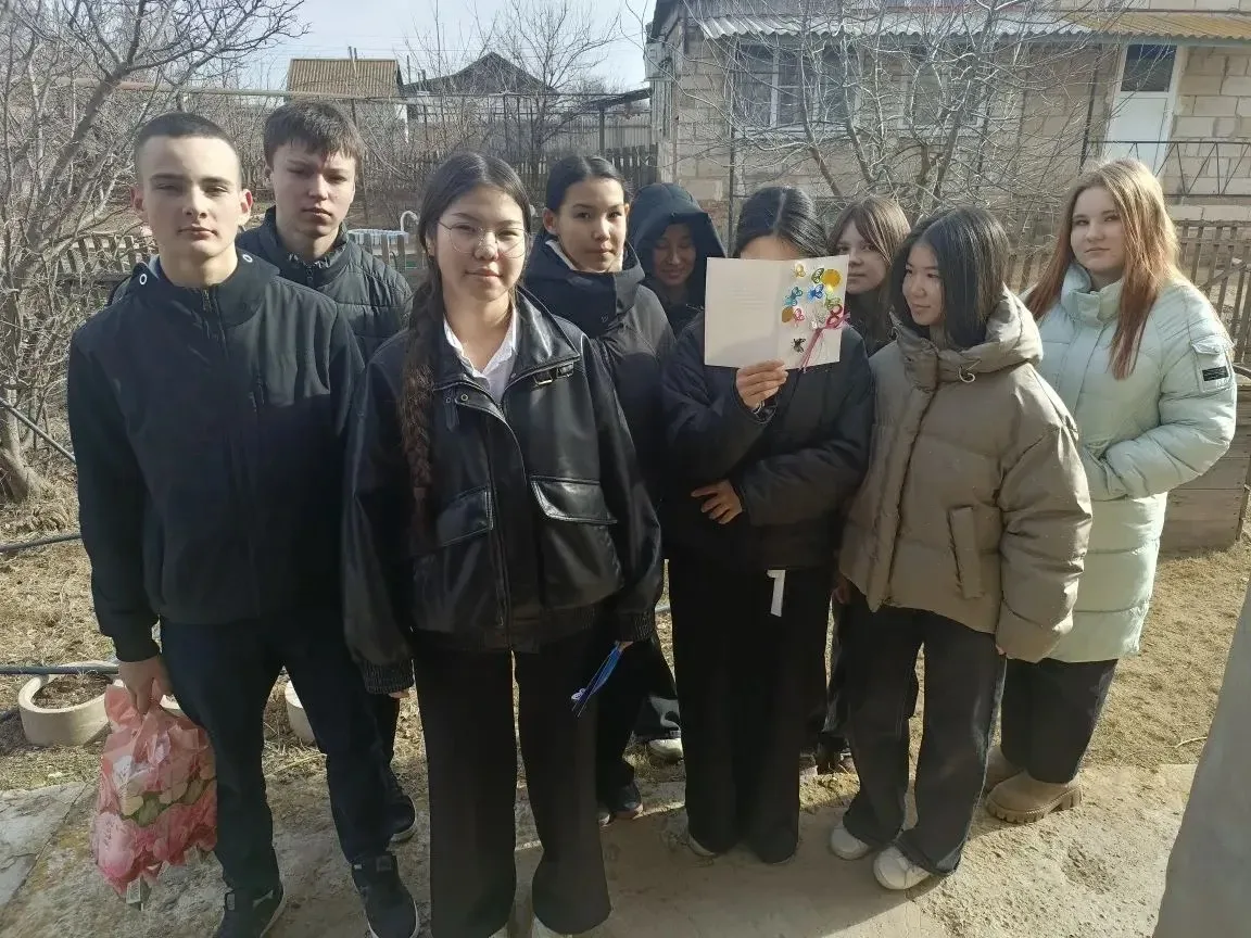 В преддверии Международного женского Дня 8 марта учащиеся 8 класса с классным руководит...