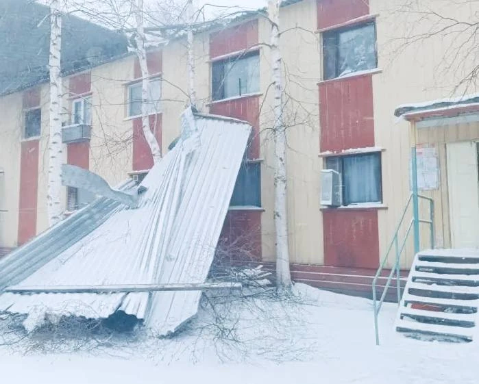 ⚡️Штормовой ветер сорвал крышу с многоквартирного дома в Пыть-Яхе  ЧП случилось 10 мая в 6-м микрора