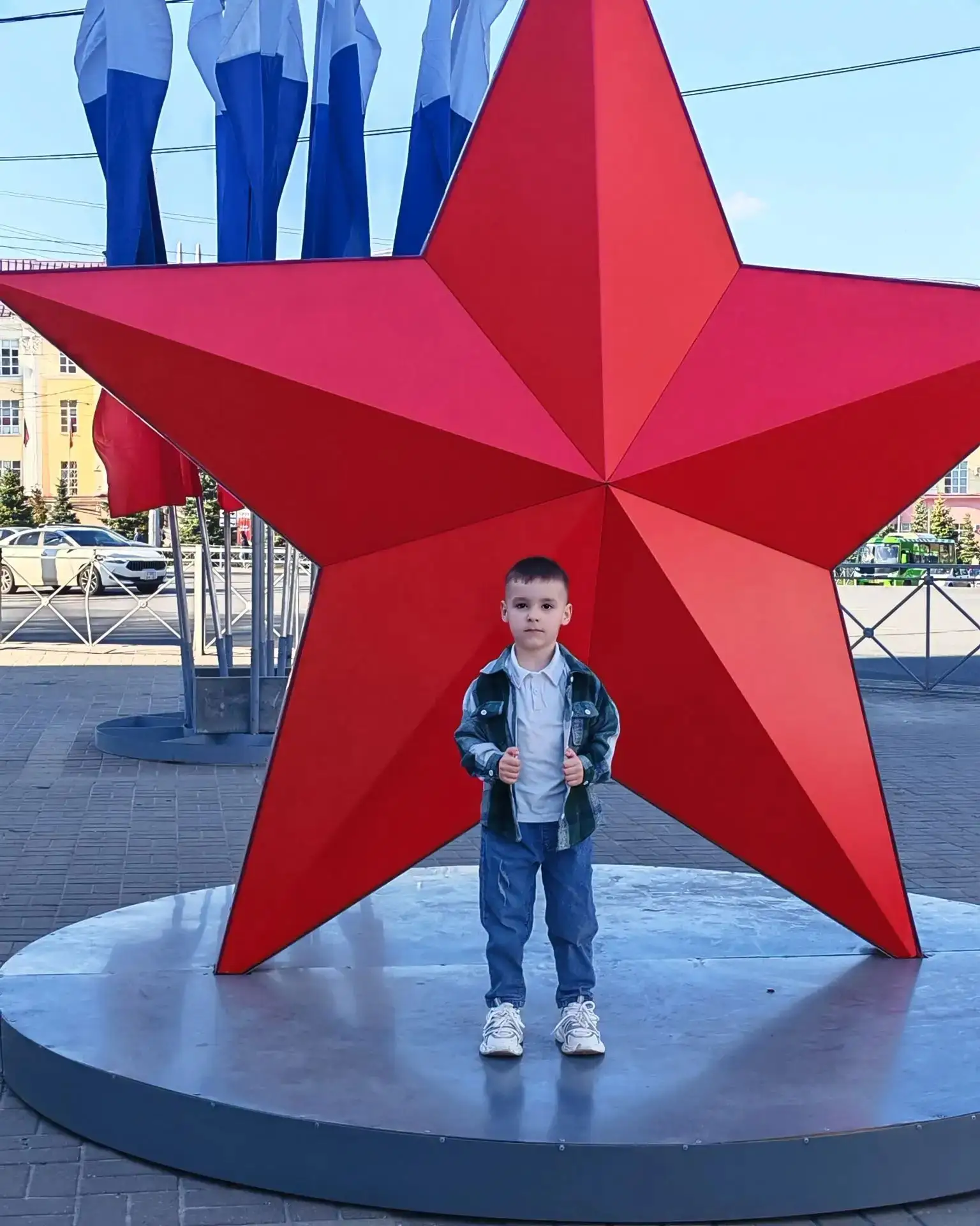 Приветствуем первого участника патриотической акции ко Дню Российского Флага🇷🇺!!!