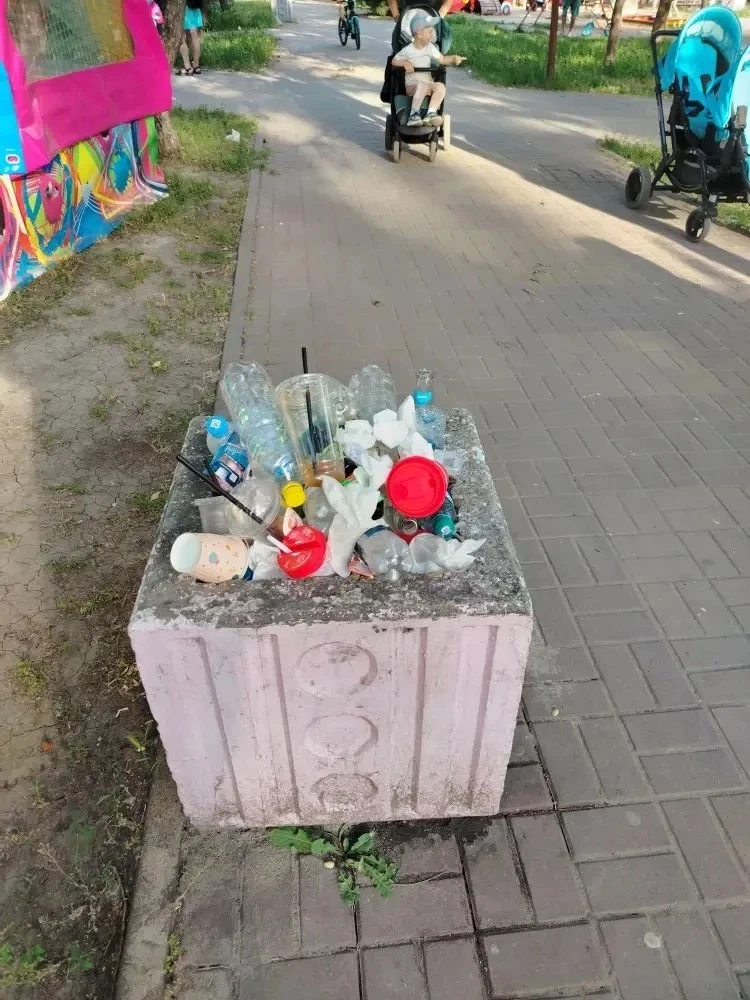 Весь в мусоре и траве: Батайчане просят навести порядок в сквере Авиаторов