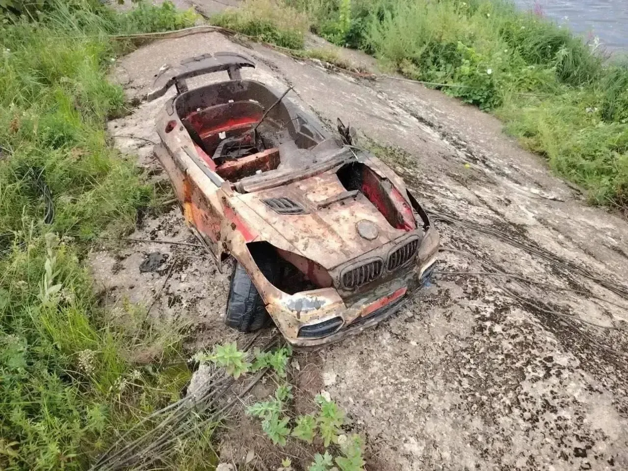 🚗 В Нижнем Новгороде из воды достали «BMW» — правда, игрушечную

На Ново-Сормовской водопроводной с