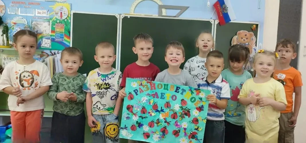 Лето - это солнца луч,
Теплый дождик из-под туч,
Лето - яркие цветы
Необычной красоты,
Лето - тёплая