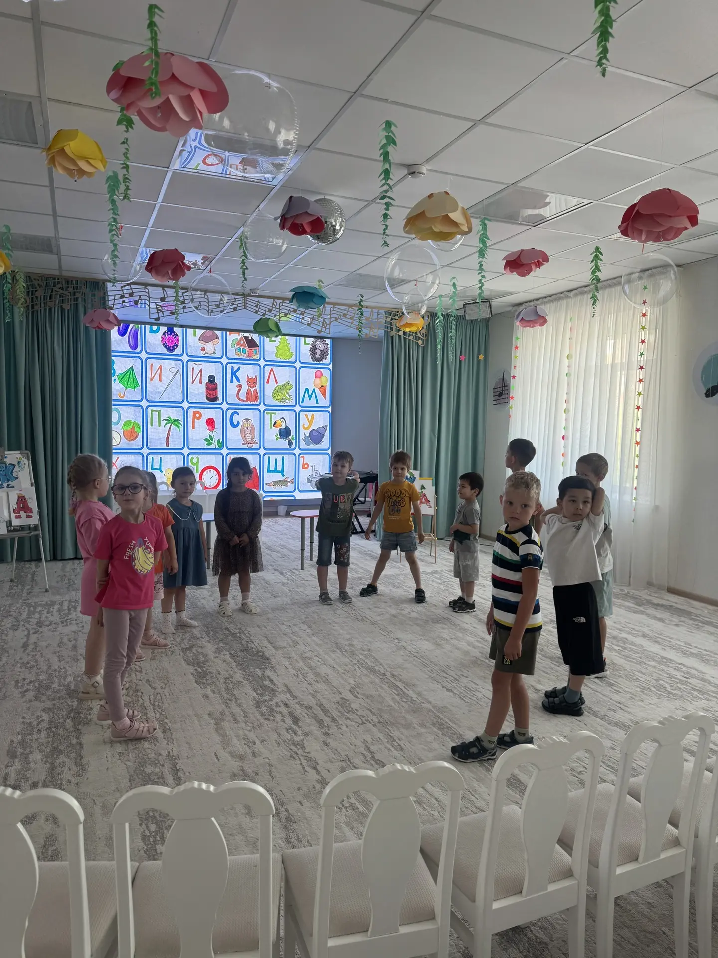 🎉 День весёлого алфавита! 🎉

Незнайка заглянул в гости — и сразу попал в переплёт: буквы никак не 