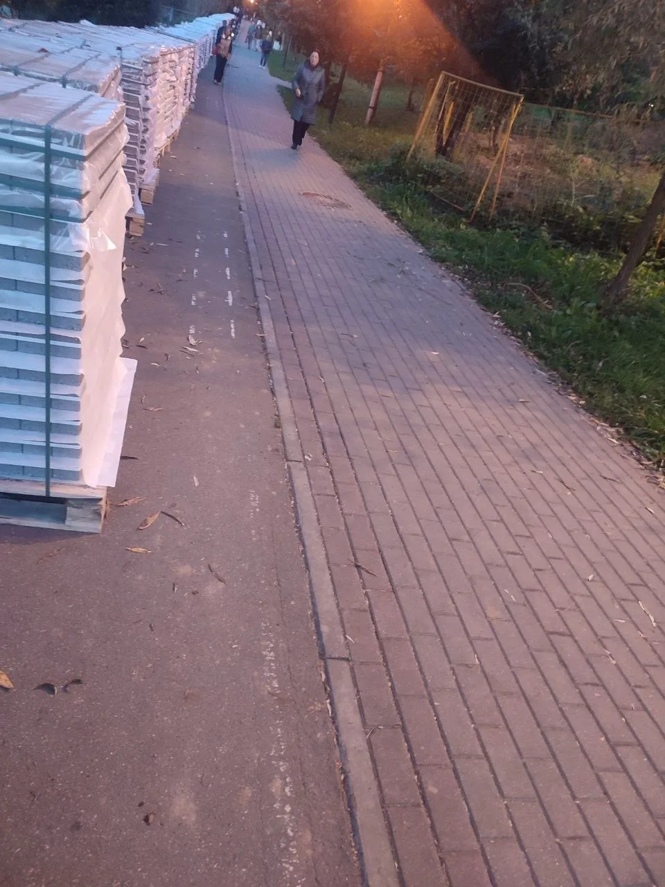 С какой целью установили полеты с плиткой на проходе/проезде на набережной Яуза (55.896...