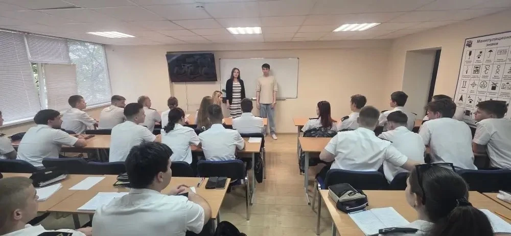 🚢 Как устроена работа в крупнейшем морском порту страны? Об этом курсанты Ушаковки узнали из первых