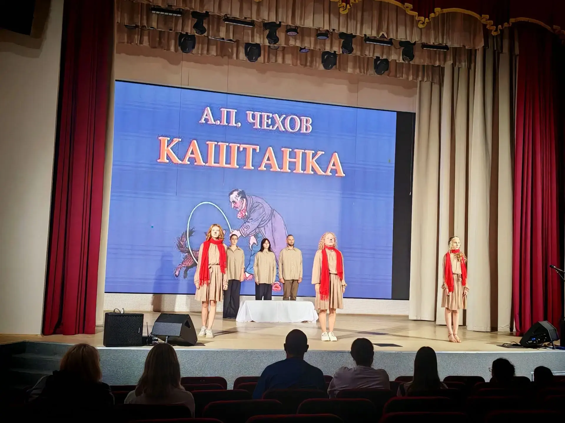 Двери КДЦ гостеприимно распахнулись для участников театральной студии "КреАтив". Была показана поста