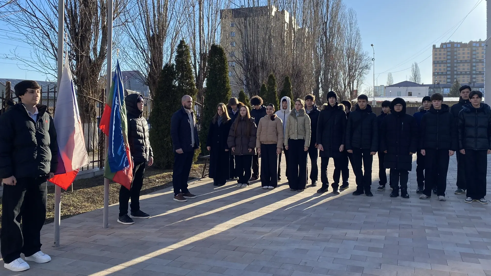 Сегодня в школах нашего города прошла традиционная торжественная линейка поднятия Госуд...