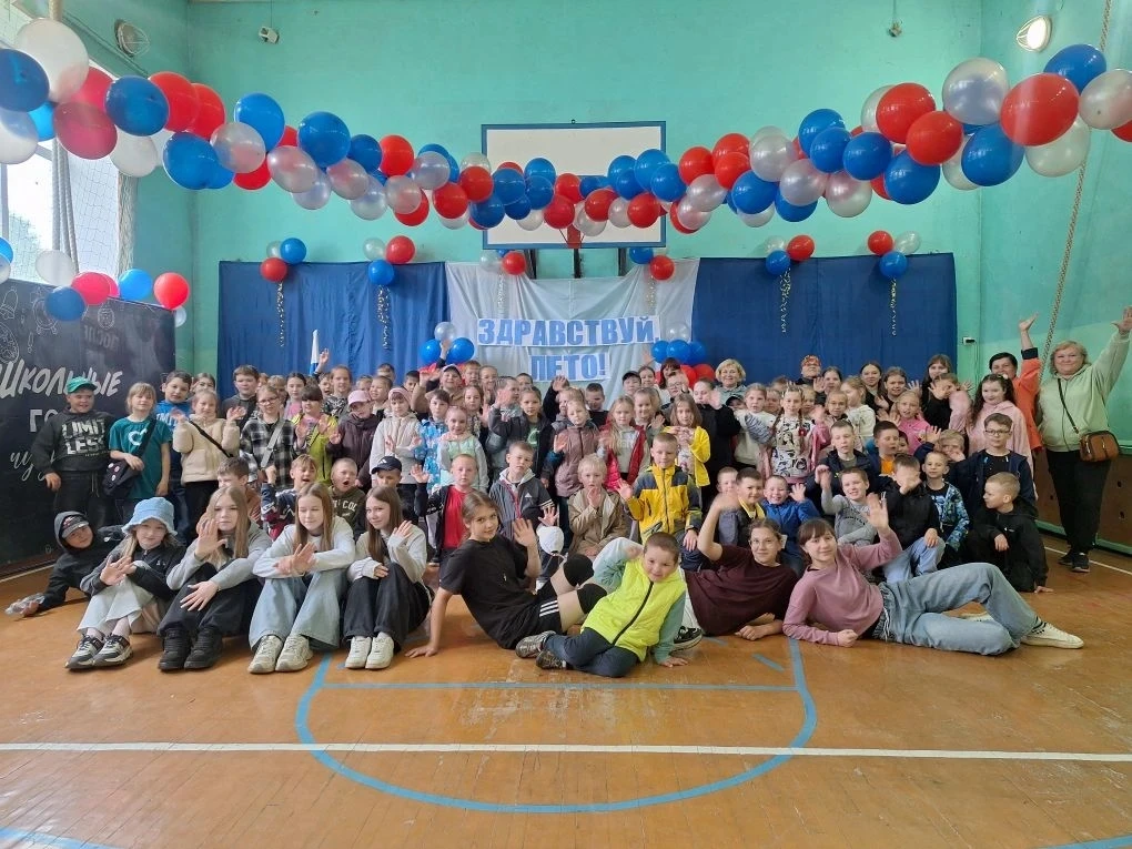 Сегодня подошла к концу смена в школьном лагере "Солнечная республика ". Весь июнь в лагере царили в