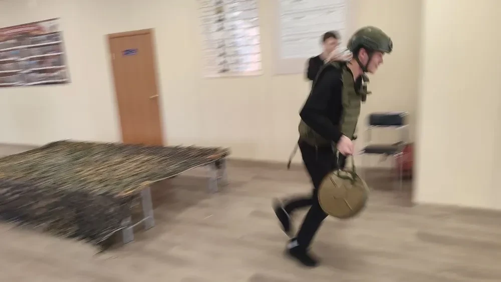 На страже Родины с юных лет: в школе №9 им. А. С. Пушкина прошел отборочный этап «Зарницы 2.0»   В н