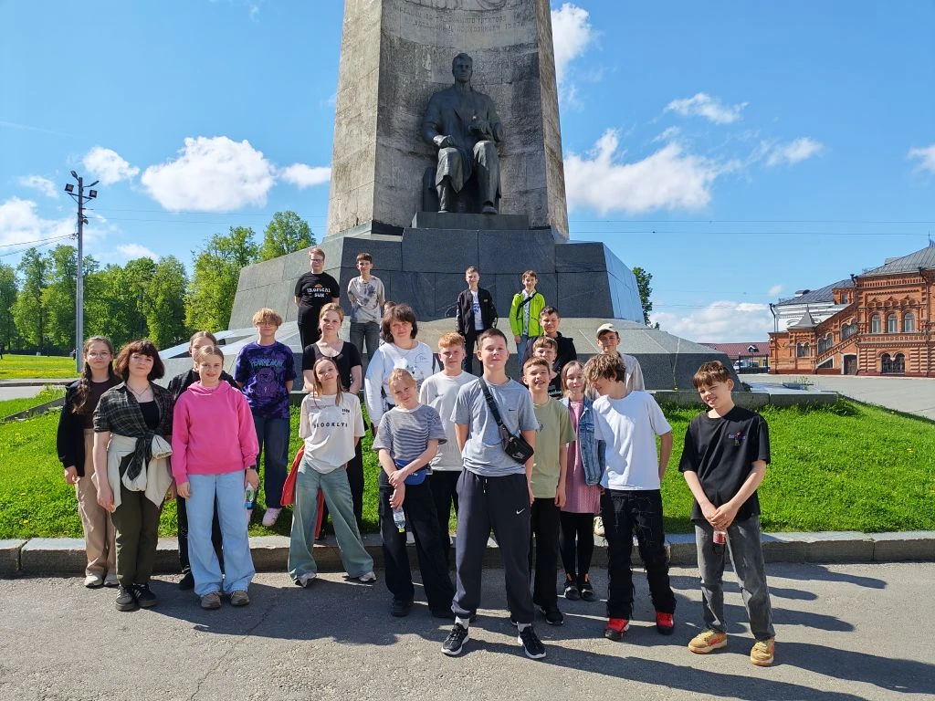 Вчера наши 6Б и 6В отправились в настоящее путешествие во времени — в древний Владимир! 🏛️✨  Ребята 