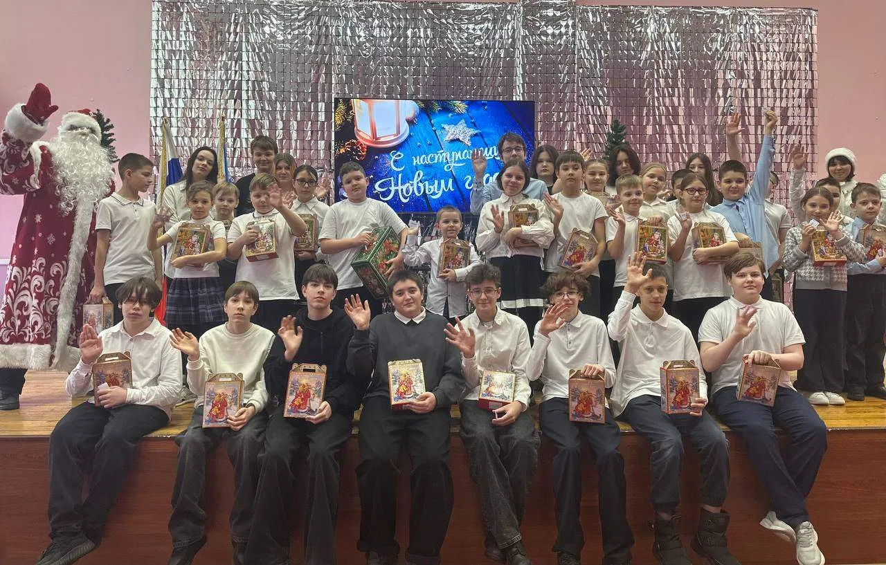 🎄✨ В нашей школе произошло настоящее чудо! ✨🎄  Дед Мороз и Снегурочка пришли в гости к нашим ученика