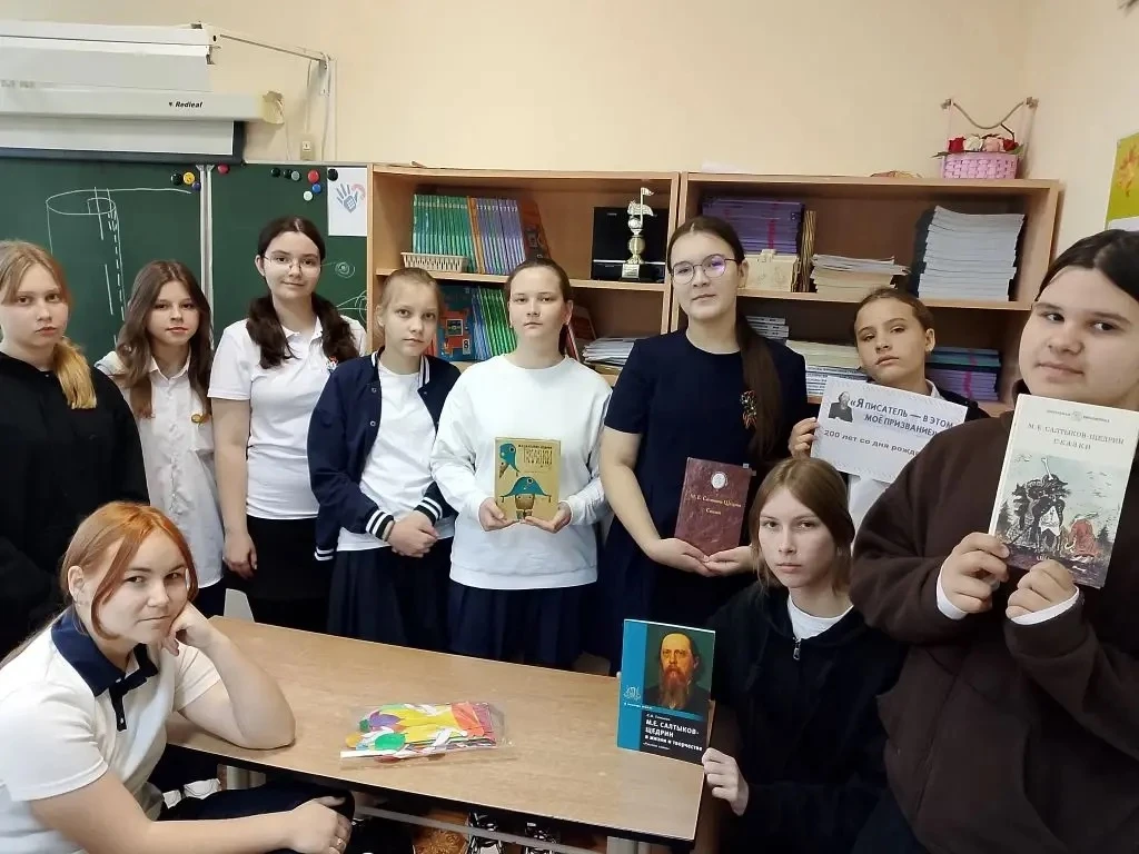 📖200 лет со дня рождения М.Е. Салтыкова-Щедрина  Шестиклассники побывали в гостях у школьной библиот