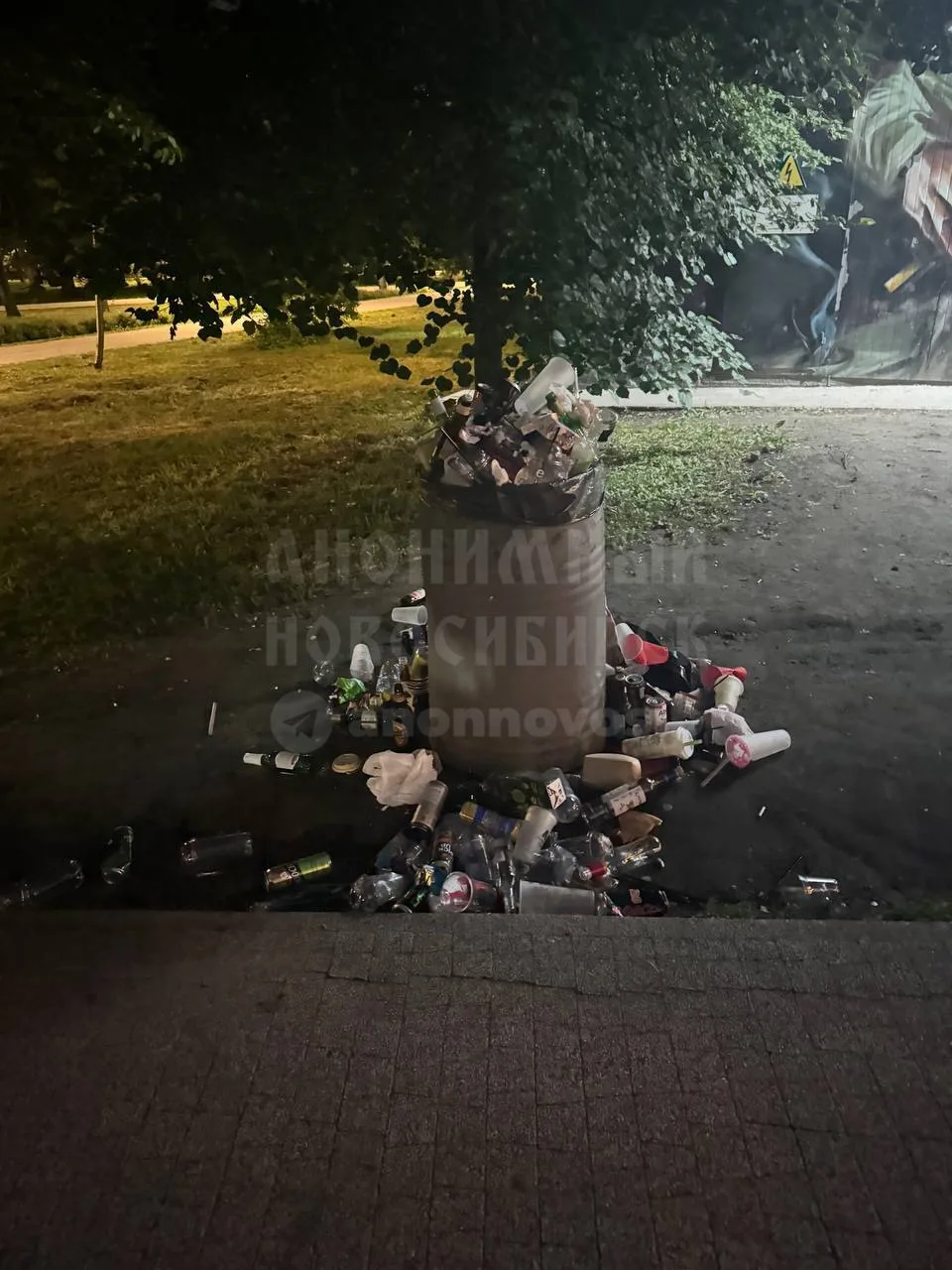 ❗️По традиции гастродворик и Первомайский сквер уделаны мусором 

@gnil_nsk