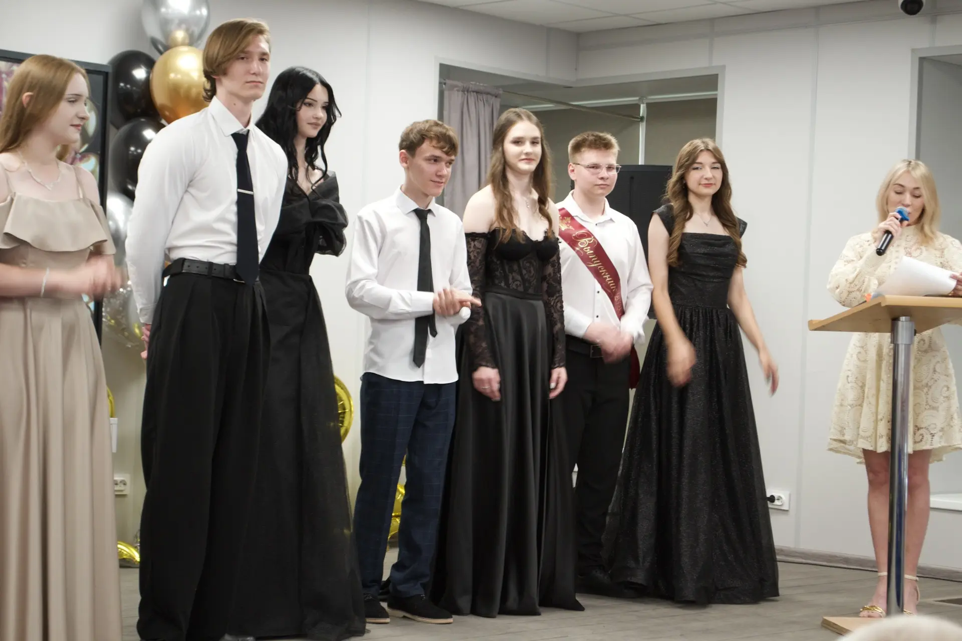 🎓 26 июня — день, когда прозвенел последний аккорд школьной жизни!
В этот день прошёл торжественный