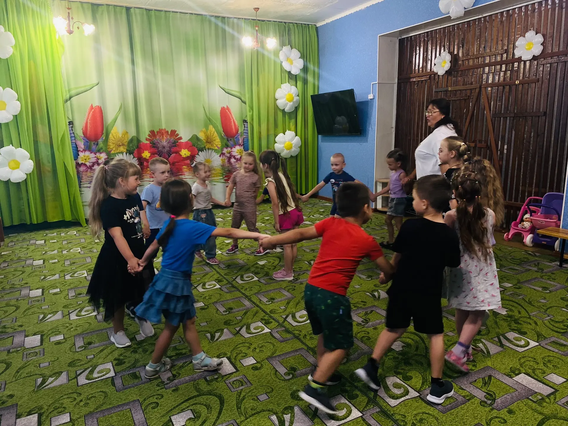 🎉 Наши веселые музыкальные игры

Старшие и средние группы провели чудесное утро в музыкальном зале!